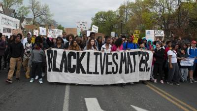 Imagen de una marcha de estudiantes del movimiento contra la violencia policial Black Lives Matter.