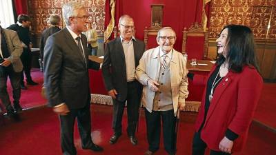 El alcalde Ballesteros acompañó a César Pastor y al hermano del difunto Jaume Marí. FOTO: pere ferré