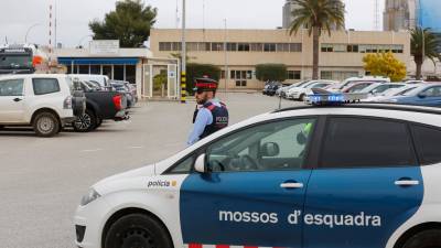 Imagen de una patrulla de Mossos d'Esquadra en las instalaciones de Ercros. FOTO: Pere Ferré