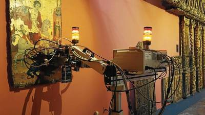 Una máquina con tecnología nuclear analiza una obra de arte en Viena. FOTO: EFE