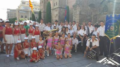 La banda de música y las majorettes en su actuación en Barcelona.