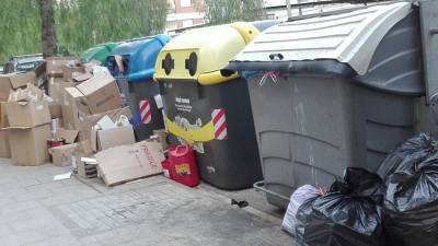 A pesar de estar vacíos los contenedores, muchos dejan la basura fuera.