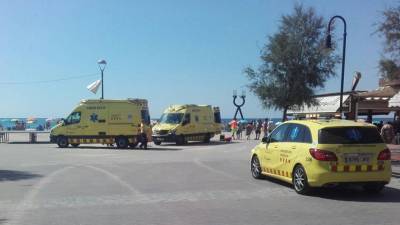 El Serveis d'Emergències Mèdiques avui a la platja de Torredembarra. Foto: DT
