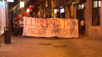 La pancarta que ha encabezado la protesta en Torredembarra.