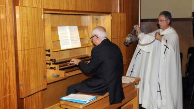Imatge d'arxiu de mossèn Moragues el dia de la inauguració de l'orgue. FOTO: Gestión 4
