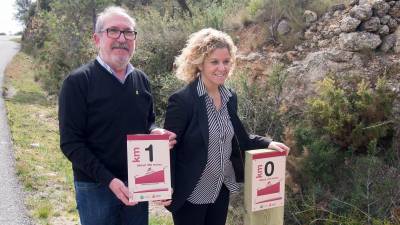 L’alcalde de Roquetes i l’alcaldessa de Tortosa, en la visita a les tasques de senyalització. FOTO: joan revillas