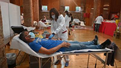 En primer plano, Juan José dando sangre, ayer por la tarde, en Cal Massó. FOTO: Alfredo González