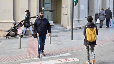 Jordi Guerrero, usando uno de los semáforos acústicos y las nuevas baldosas. FOTO: Alfredo González