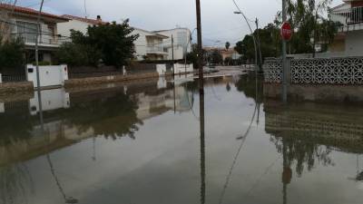 Las calles de Coma-ruga volvieron a quedar anegadas de agua.