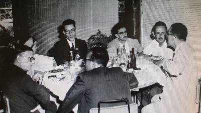 Cuba, 1960. Joan Ferraté (al centre de la imatge, amb ulleres i vestit fosc) dinant amb Jean-Paul Sartre i Simone de Beauvoir (al seu costat, a l’esquerra de la fotografia). Foto: Arxiu Joan Ferraté