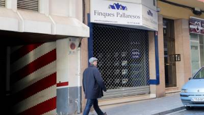 La oficina de la calle Jaume I de Tarragona estaba ayer cerrada. El administrador de la sociedad afirma que se reabrirá mañana miércoles. FOTO: Lluís Milián