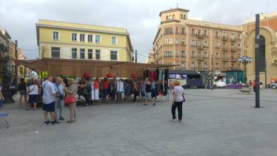 Algunos paradistas han hecho caso omiso de las reivindicaciones del resto de marchantes y han abierto en la Plaça Corsini hoy mismo