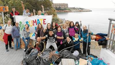 Más de veinte personas limpiaron este domingo la playa de Els Capellans y su entorno. FOTO: Alba Mariné