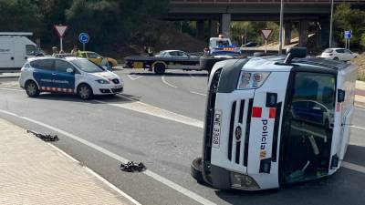 La furgoneta de Mossos volcada. Foto: Alfredo González
