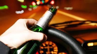 Un conductor con una bebida alcohólica al volante