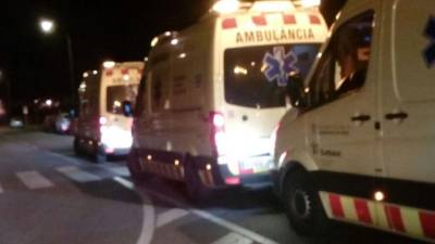Varias ambulancias han acudido para atender a los heridos. FOTO: DT