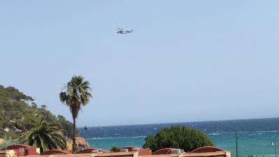 Imagen del helicóptero de Salvamento Marítimo durante las labores de búsqueda en Torredemarra. FOTO: DT