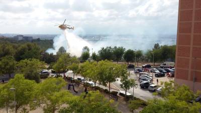 El helicóptero bombardero ha tirado miles de litros de agua para apagar el incendio de Sant Pere i Sant Pau. FOTO: DT