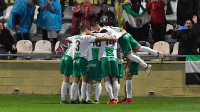 El Extremadura celebra uno de sus cuatro goles conseguidos. Foto: Alfredo González