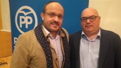 El president del partit, Alejandro Fernández, i el candidat, Jaime Serret. FOTO: Creixell