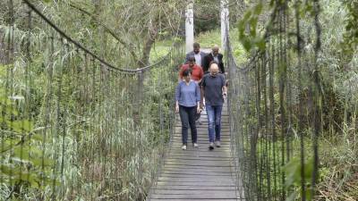 El pont penjant del Molí de la Vella, sobre el riu Sénia. FOTO: JOAN REVILLAS