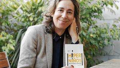 Eva Millet con su último libro: ‘Hiperniños: ¿Hijos perfectos o hipohijos?’. FOTO: Pere Ferré