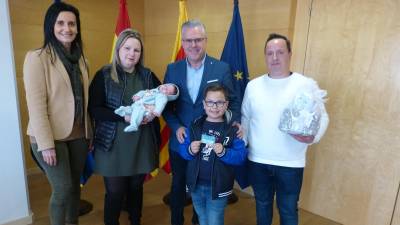 L'alcalde i la regidora amb la família del primer nounat de Salou a l'Ajuntament.