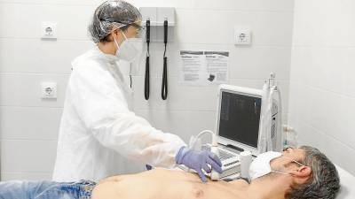 Imagen de archivo de una médico de familia de la ABS de Riudoms haciendo una ecografía pulmonar a un paciente. foto: alba mariné/DT