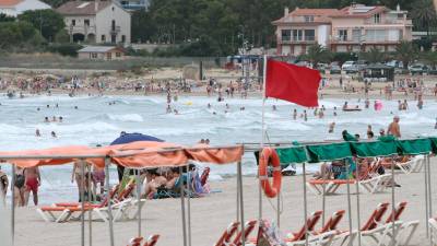 Imagen de una bandera roja en una playa de Tarragona. FOTO: Pere Ferré