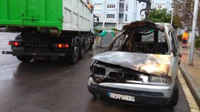 La furgoneta quedó completamente destruida. Foto: Àngel Juanpere