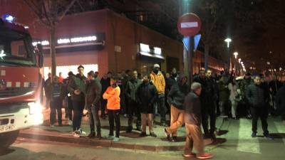 Expectación entre los vecinos de la plaza García Lorca de Torreforta.