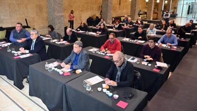 En el centro, Jaume Salvat y Ester Gomis durante la cata celebrada en el Espai Llotja. FOTO: ALFREDO GONZÁLEZ