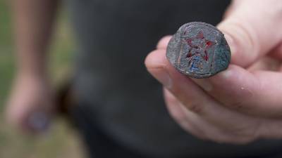 El anillo comunista encontrado en la fosa de Miravet. Seguramente pertenecía a algún comisario político. Foto: Joan Revillas