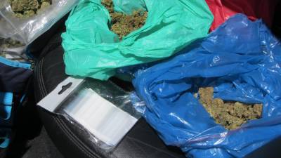 La droga estaba dentro de bolsas de basura y escondidas en una bolsa de deporte. FOTO: Guardia Civil