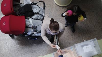 Una persona ejerce su derecho al voto para las elecciones generales del 28-A en un colegio electoral de Santiago de Compostela. EFE/Lavandeira