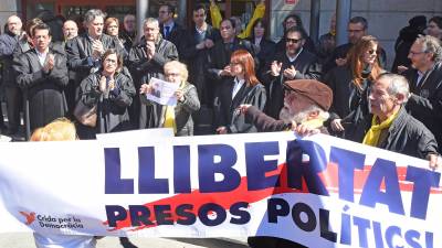 Un centenar de persones s'han mobilitzat aquest dilluns a les portes dels jutjats FOTO: Alfredo González