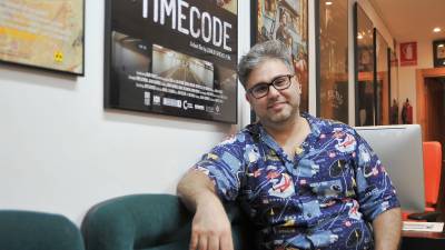 Daniel Villanueva, director de la Escola de Cinema de Reus, apoyado en una de las butacas del que fue el Cine Palace.