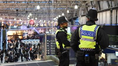 Dos agentes de policía montan guardia en la estación de tren de Waterloo, este martes en Londres (Reino Unido).