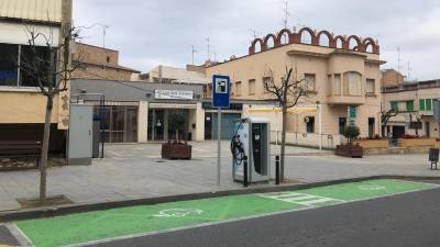 Imatge del punt de recàrrega ràpida de vehicles elèctrics a l’avinguda Comarques Catalanes. FOTO: AJUNTAMENT DE MÓRA D’EBRE