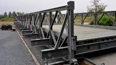 Puente militar como los que suelen instalarse para emergencias.