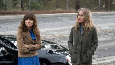 Linda Cardellini y Christina Applegate protagonizan ‘Dead to me’. Foto: Netflix