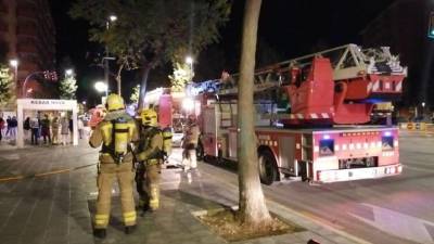 El incendio de vivienda se ha declarado esta madrugada de jueves en la avenida Vidal i Barraquer. FOTO: Bombers