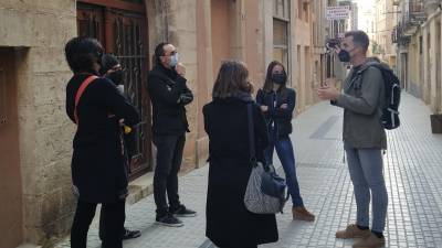 A la dreta, el regidor de Cultura, Enric Mercadé, explicant el projecte a alguns dels participants. FOTO: CEDIDA