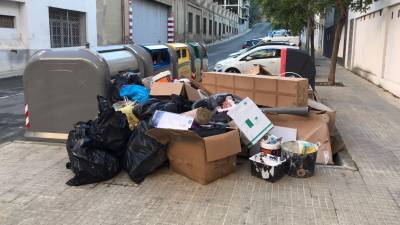 Bosses de deixalles abandonades a la via pública a Tortosa. ACN