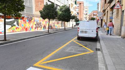 Delante del colegio Sant Josep de Reus se ha señalizado una de las nuevas zonas de estacionamiento para padres. FOTO: ALFREDO GONZÁLEZ