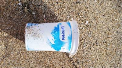 El bote de yogurt en la playa de Coma-ruga.