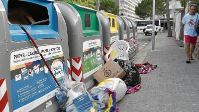 Bolsas de basura, sillas y cajas en medio de la calle, junto a los contenedores, en la calle Priorat esquina con Carles Buïgas. FOTO: A. González