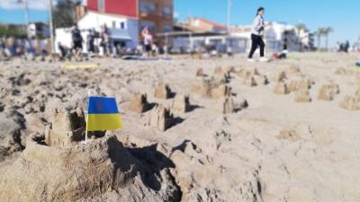 Castillos de arena en la playa de Sant Salvador.
