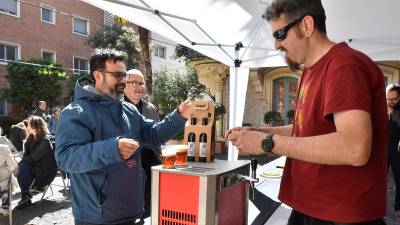 Integrants de l’entitat van presentar diumenge la renovada cervesa reusenca Donzell Biermut. FOTO: A. González