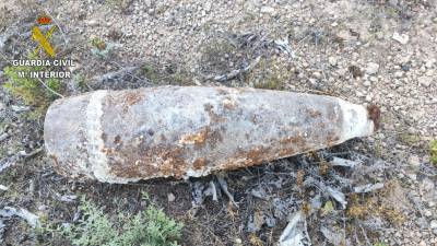 Primer pla de l'artefacte explosiu localitzat a la Fatarella, a la Terra Alta. Foto. Guardia Civil